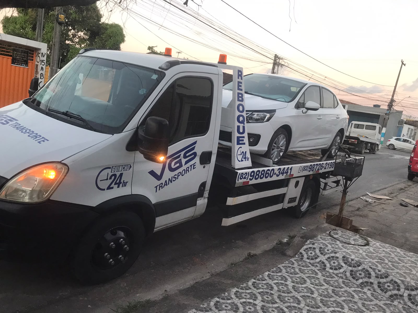 VGS Transporte levando sedan branco